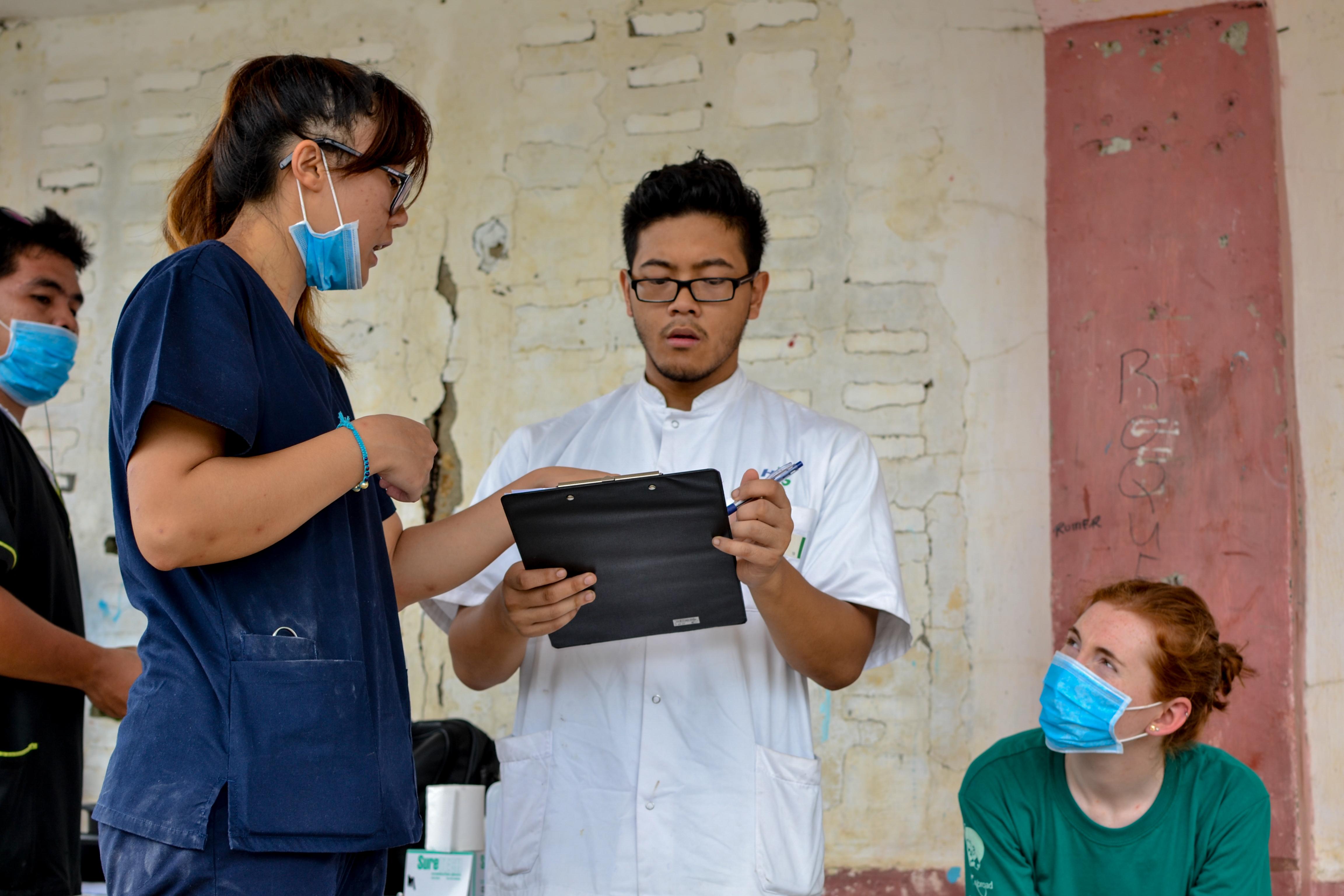 Durante sus prácticas médicas en Filipinas, nuestros internos trabajan junto a doctores locales. Internas de Medicina en Filipinas trabajando junto a un doctor local.